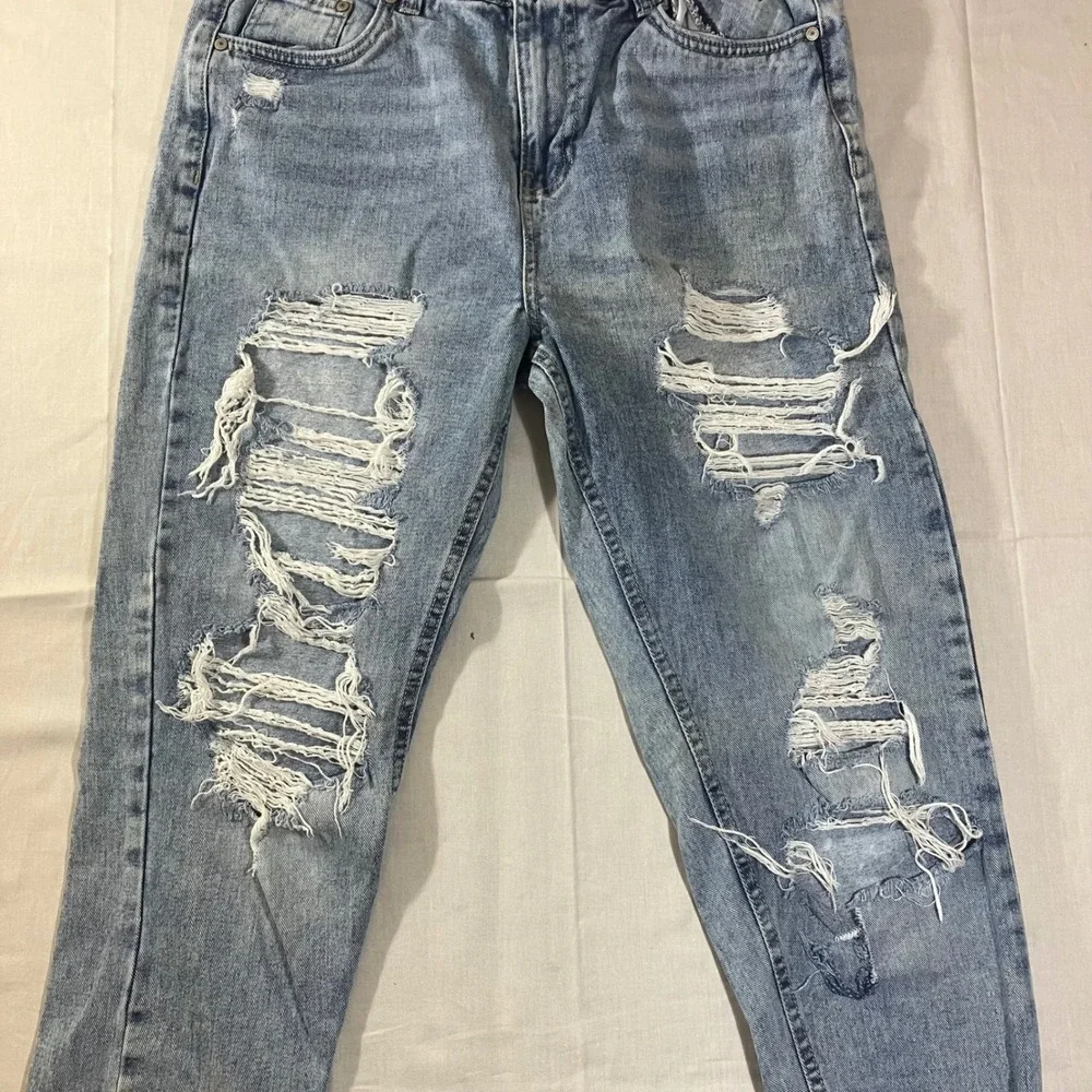 Refuge Denim High Rise Mom Jeans Size 7 Light Wash Ripped Distressed 56-406 MED